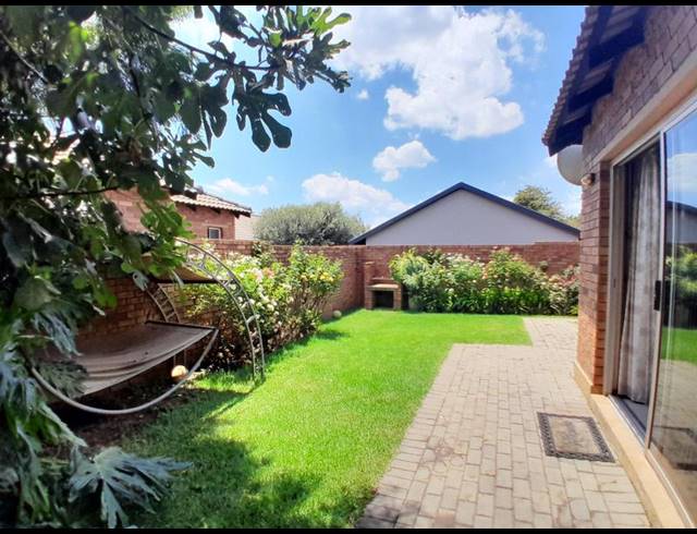 3 BEDROOM TOWNHOUSE FOR SALE IN HEUWELSIG ESTATE